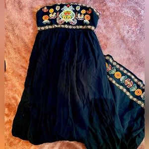 Beautiful embroidered strapless dress. Long, black. size XS.